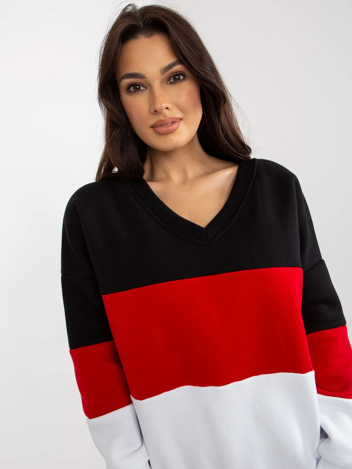 Czarno-beżowa dresowa bluza basic z dekoltem V - zdjęcie 3