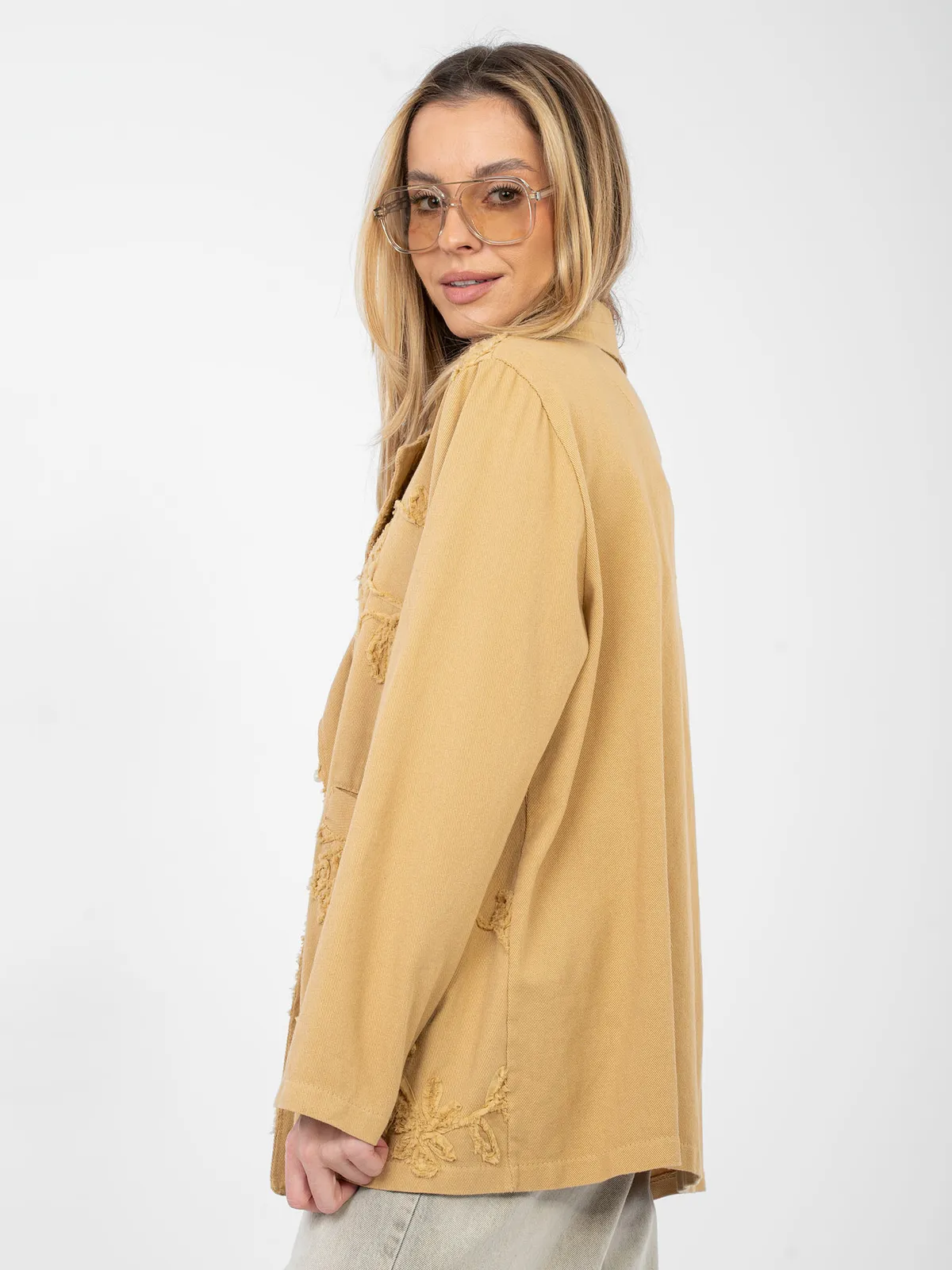 Marynarka oversize z haftowanymi kwiatowymi zdobieniami - zdjęcie 1