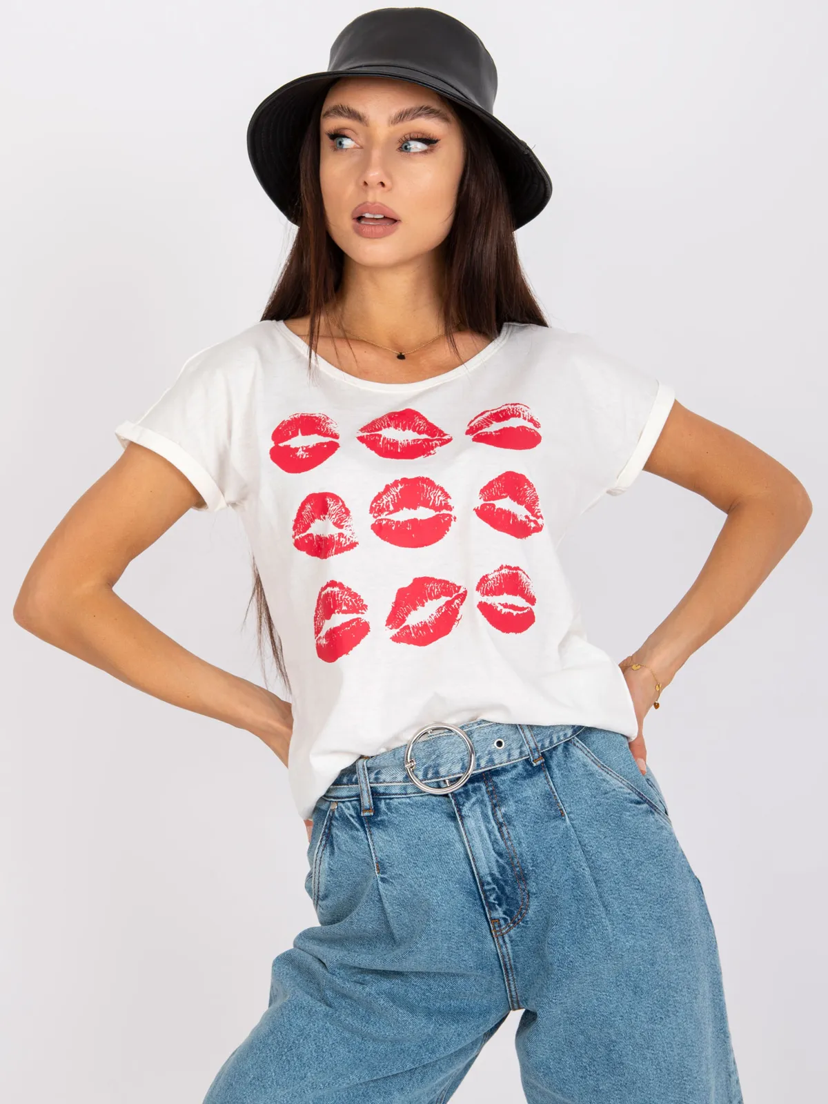 Casualowy T-shirt z nadrukiem ust i podwiniętymi rękawami - zdjęcie 1