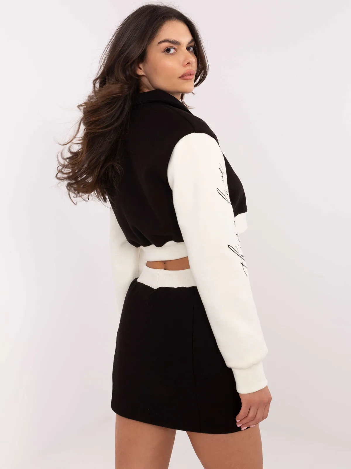 Sportowy komplet z krótką bluzą typu bomber i spódnicą - zdjęcie 1