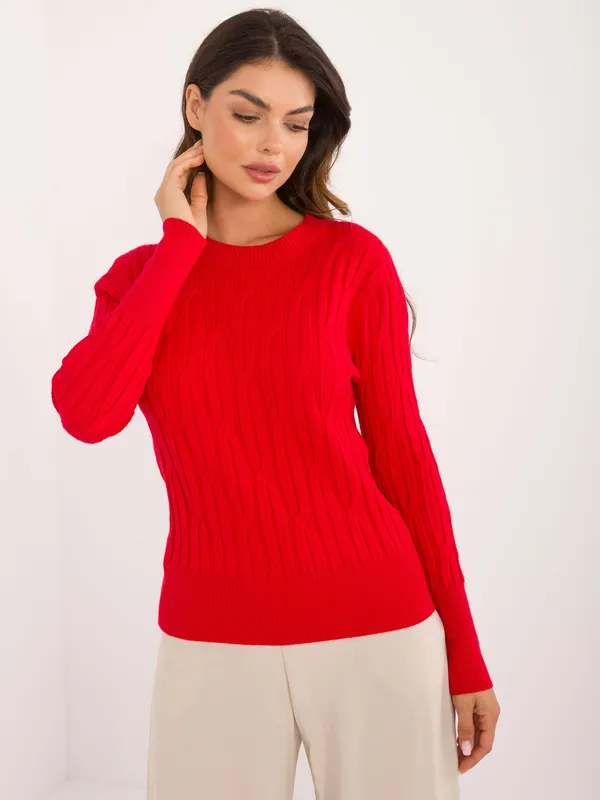 Dopasowany sweter z warkoczowym splotem
