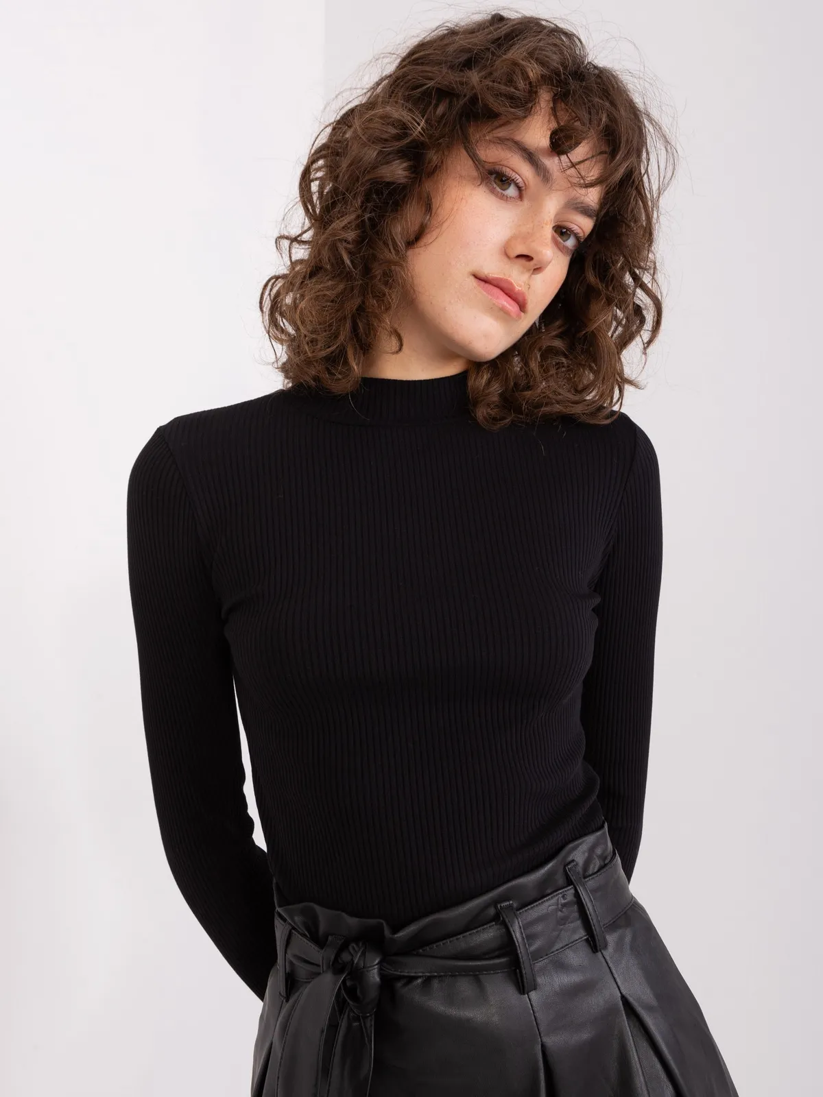 Czarna bluzka basic w prążek BASIC FEEL GOOD - zdjęcie 2