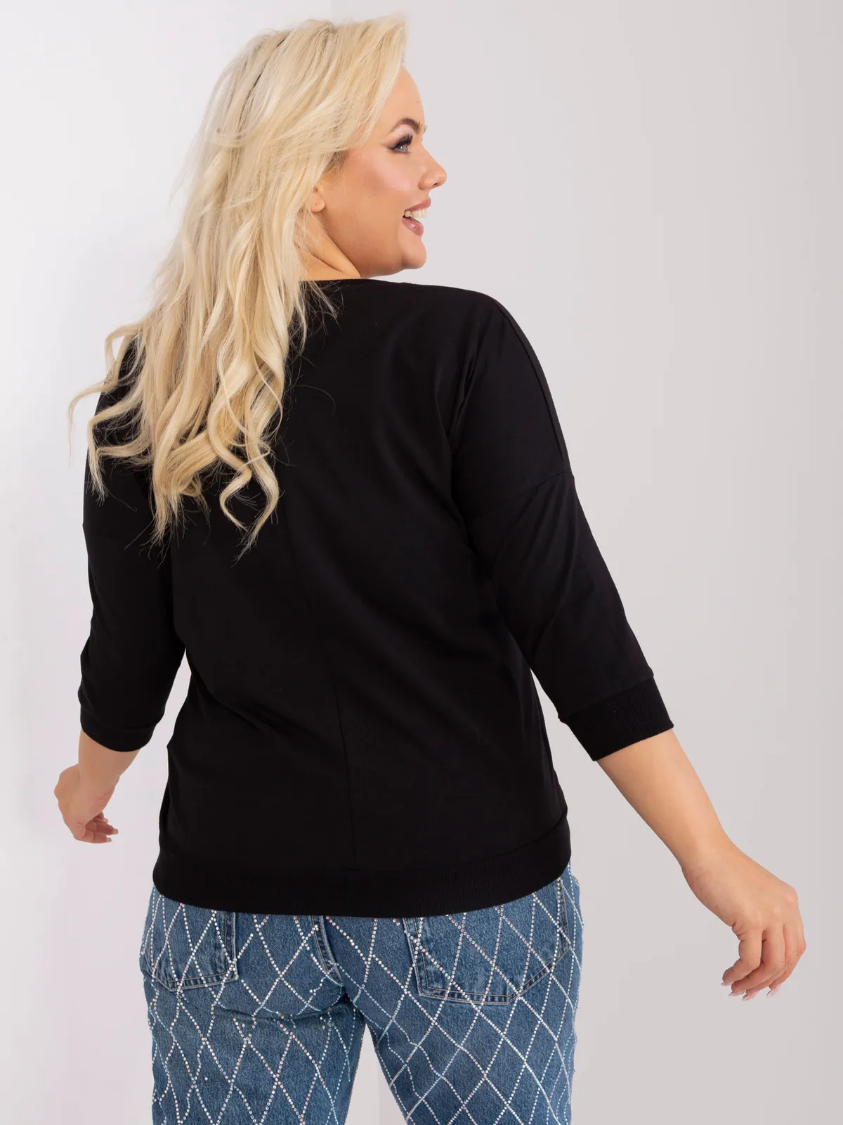 Czarna bluzka plus size z błyszczącym nadrukiem - zdjęcie 4