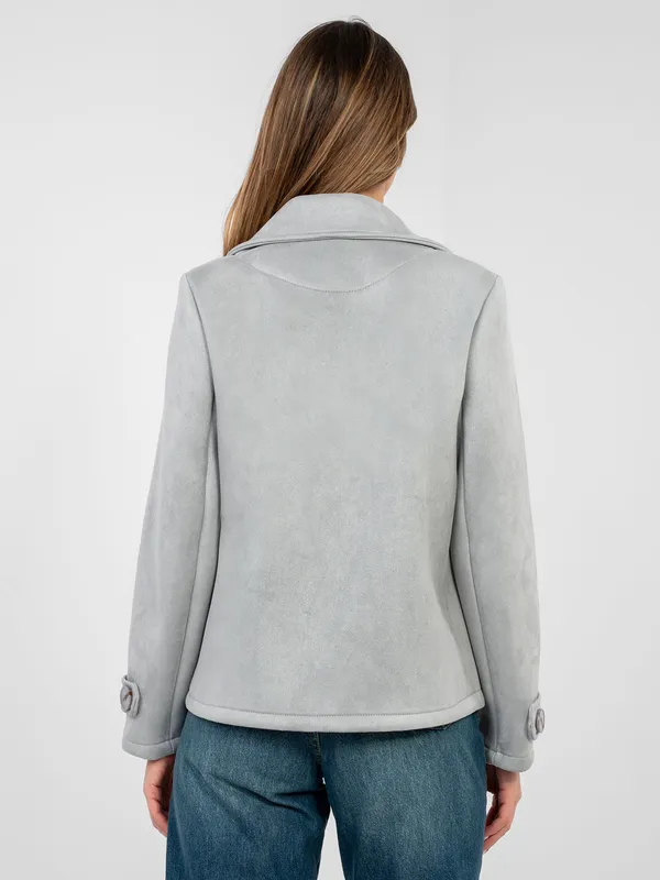 Krótka dwurzędowa kurtka o kroju pudełkowym