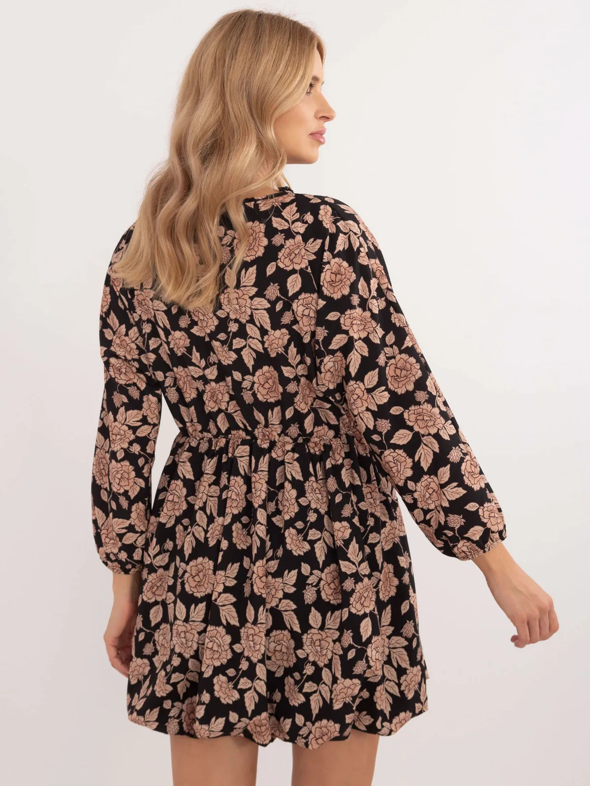 Sukienka o kroju oversize z kwiatowym motywem - zdjęcie 1