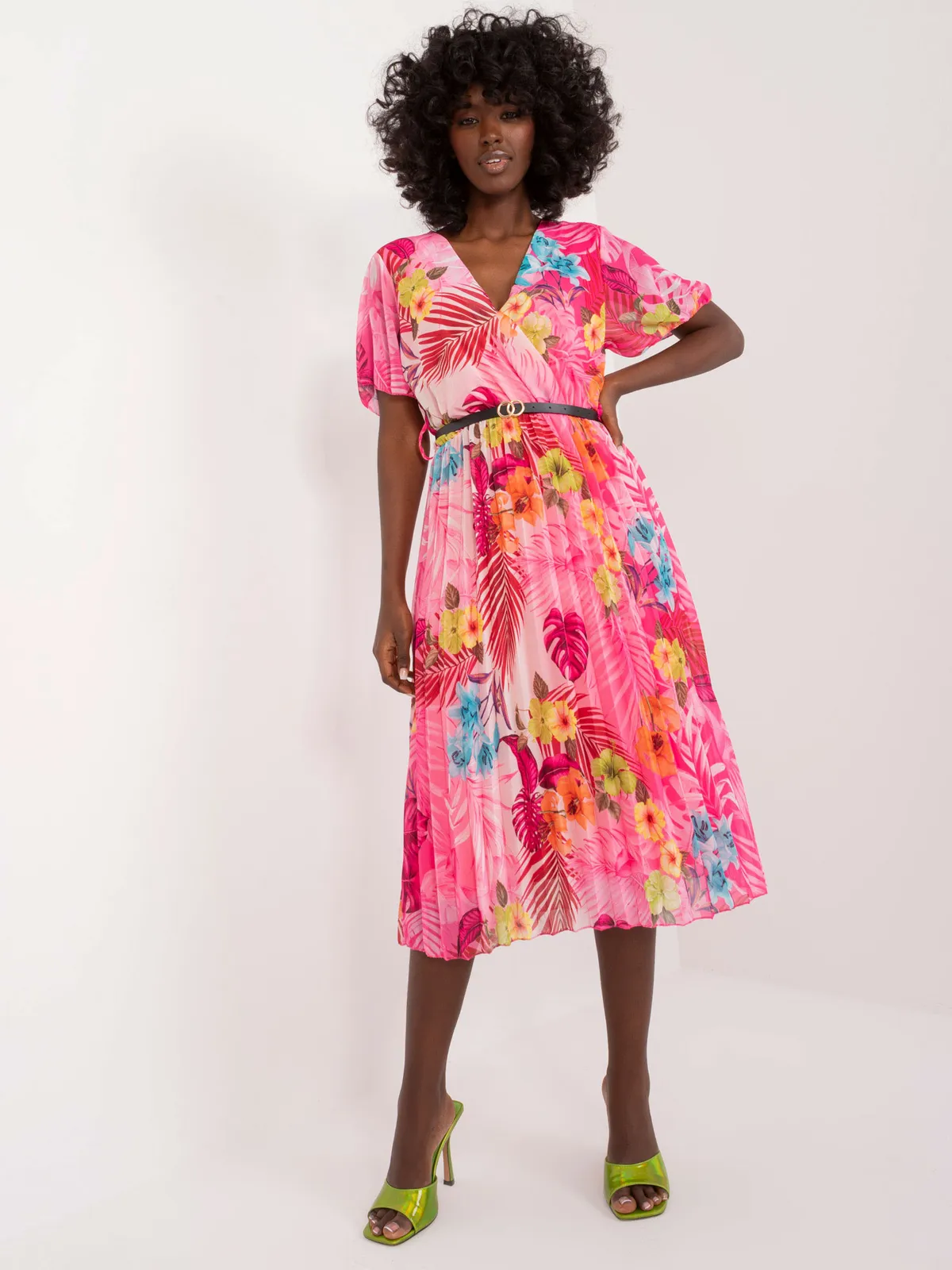 Plisowana sukienka midi o kroju kopertowym - zdjęcie 1