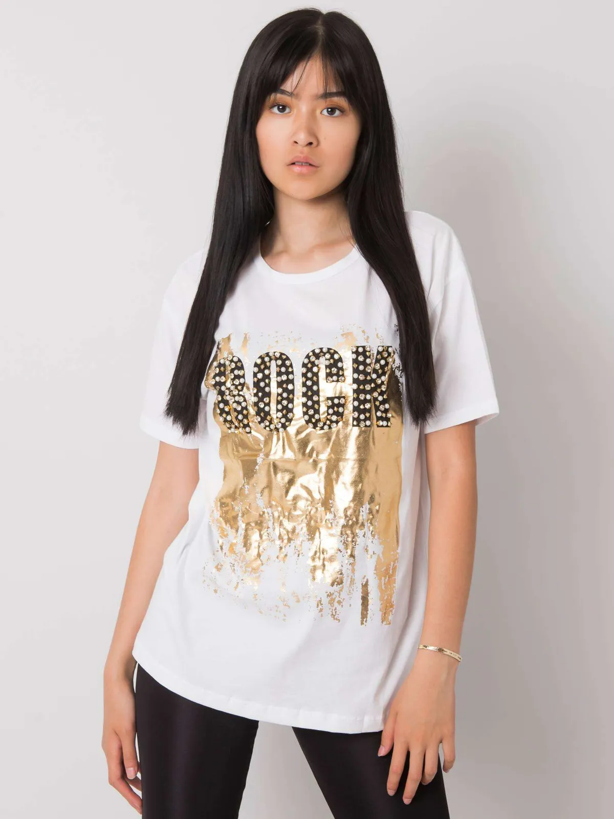 Czarny t-shirt z napisem i aplikacją - zdjęcie 4