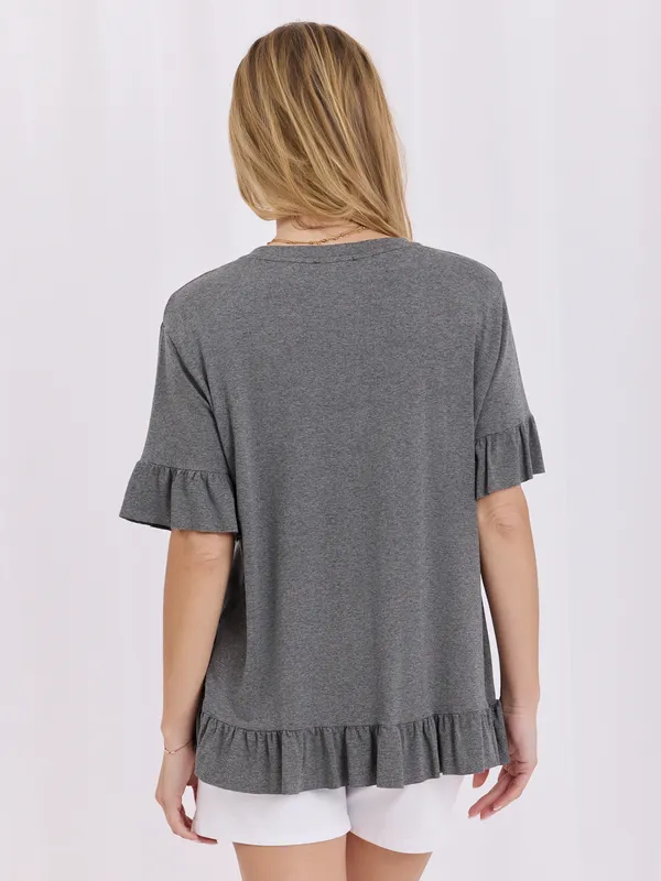 T-shirt z dekoltem w serek i falbanami