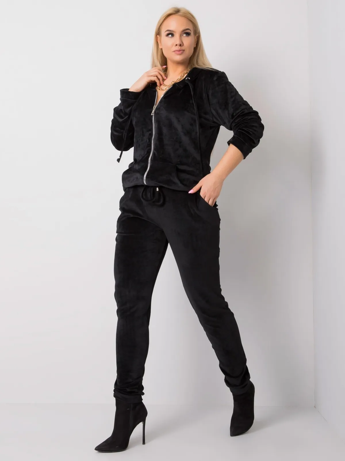 Czarny komplet welurowy plus size - zdjęcie 4