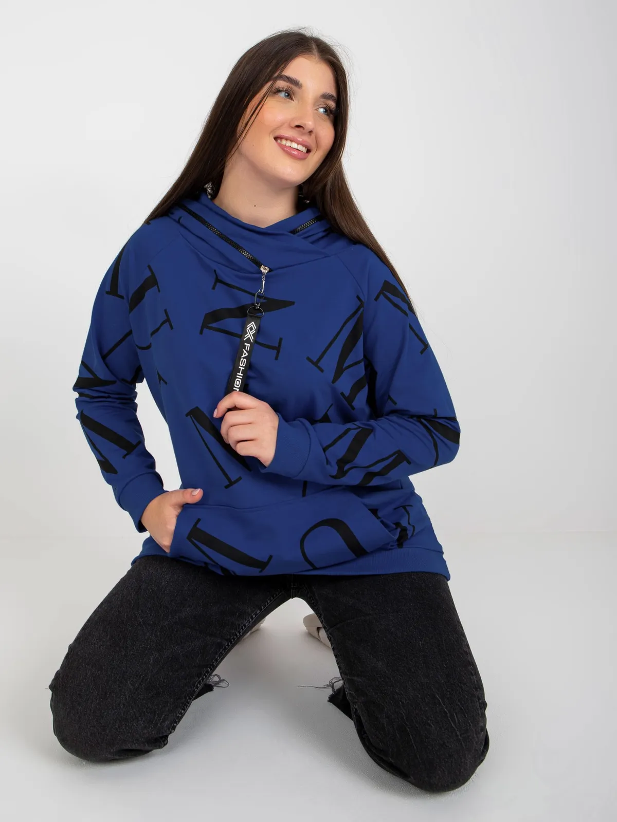 Ciemnoniebieska damska bluza plus size z literami - zdjęcie 4
