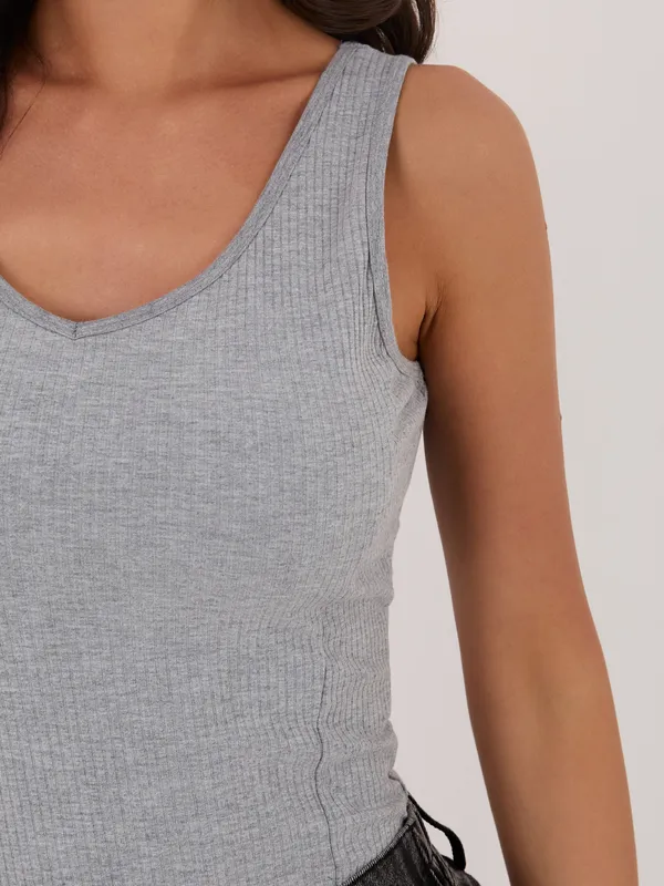 Dopasowany prążkowany top na szerokich ramiączkach