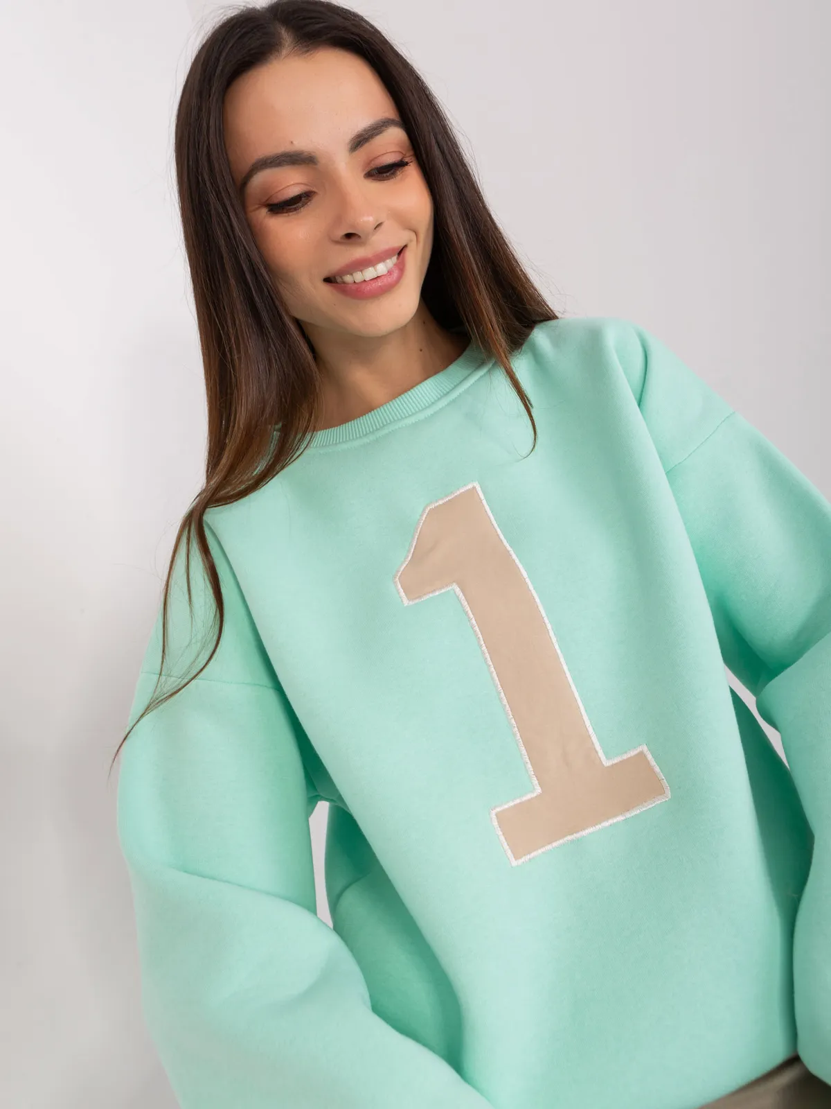 Beżowa bluza bez kaptura o kroju oversize - zdjęcie 2