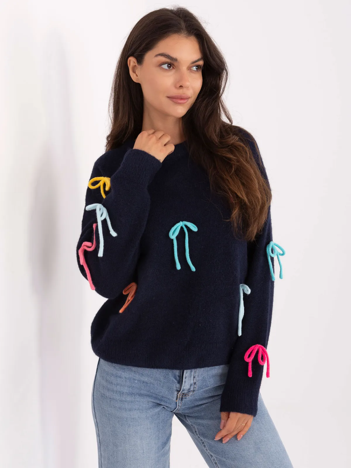 Sweter o luźnym kroju z dekoracyjnymi kokardkami - zdjęcie 1