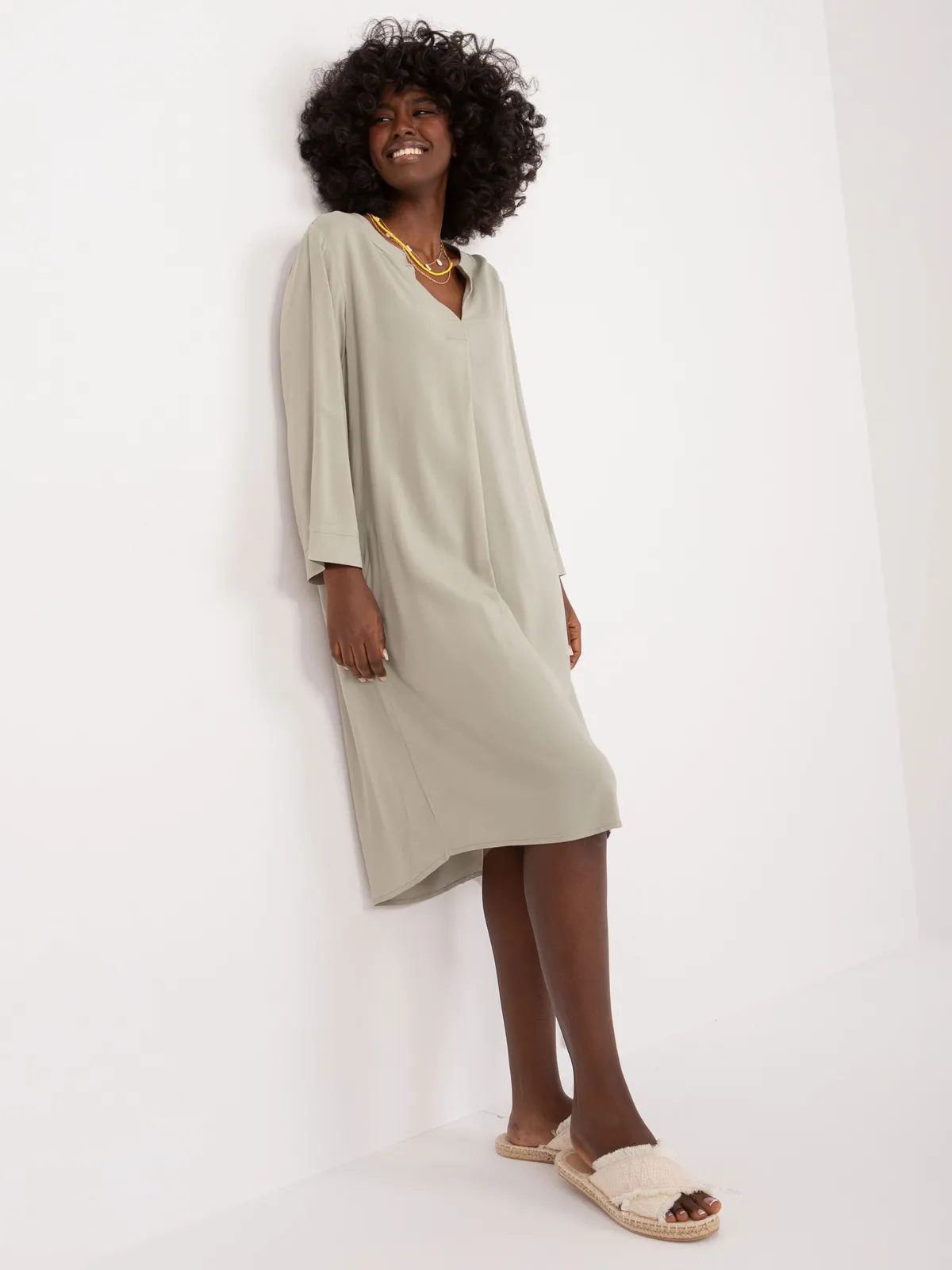 Minimalistyczna sukienka o kroju oversize z dekoltem - zdjęcie 1