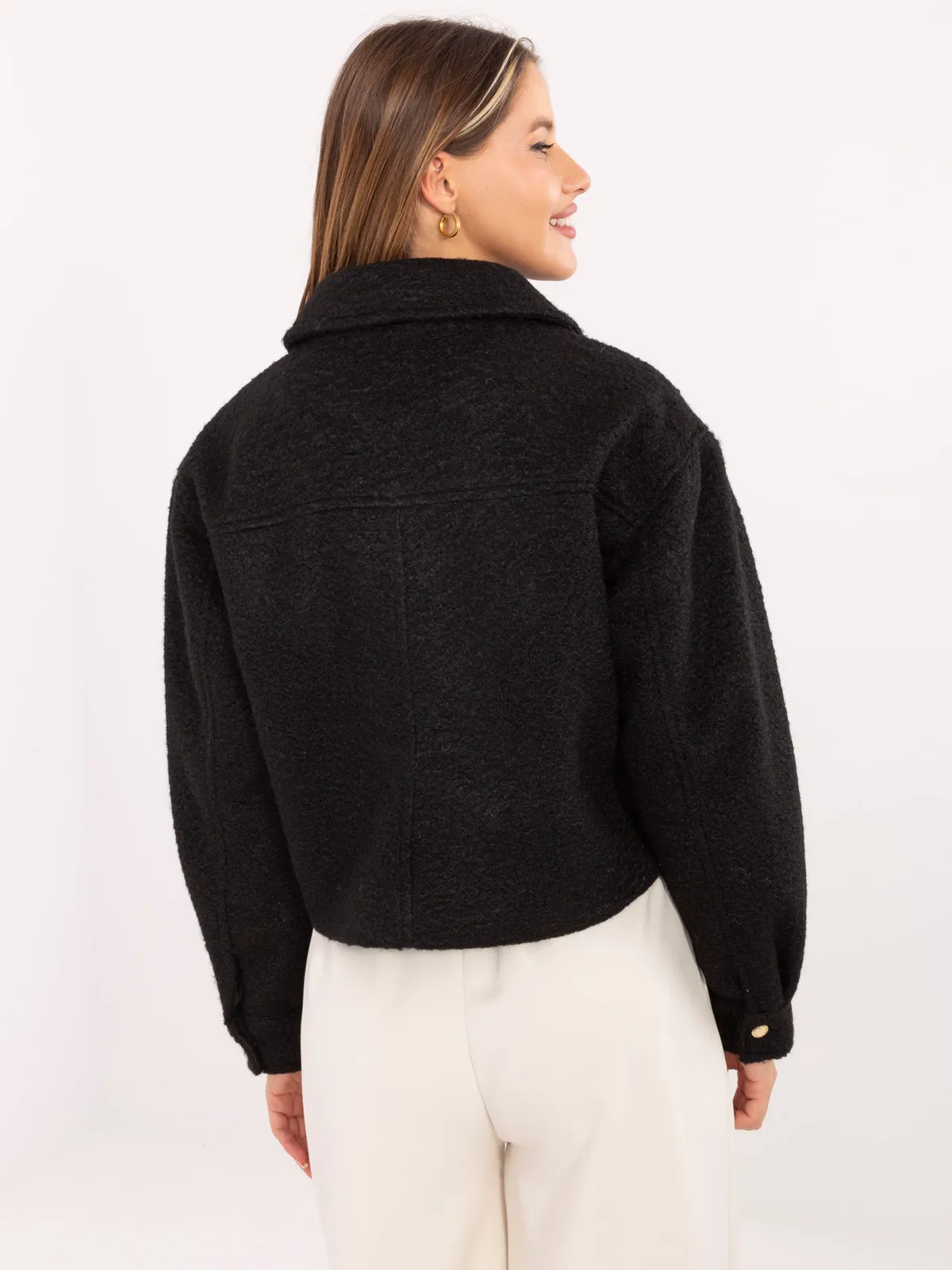 Krótka kurtka o fasonie typu bomber - zdjęcie 1