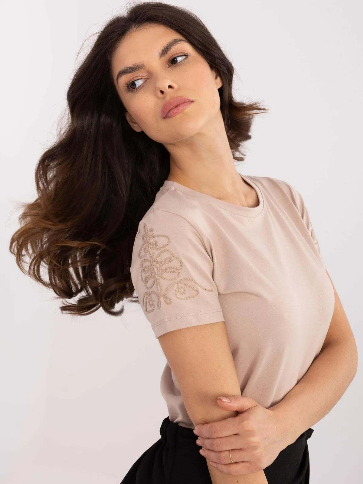 T-shirt basic z haftowanym detalem na rękawie - zdjęcie 1