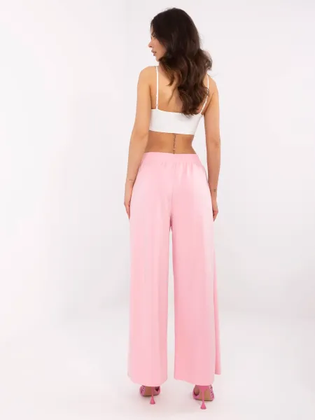 Wygodne spodnie typu wide leg z gumką