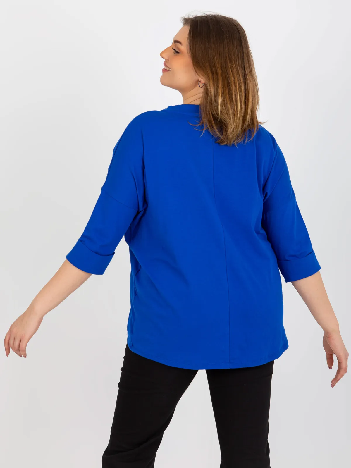 Ciemnoniebieska bluzka plus size z aplikacją - zdjęcie 2