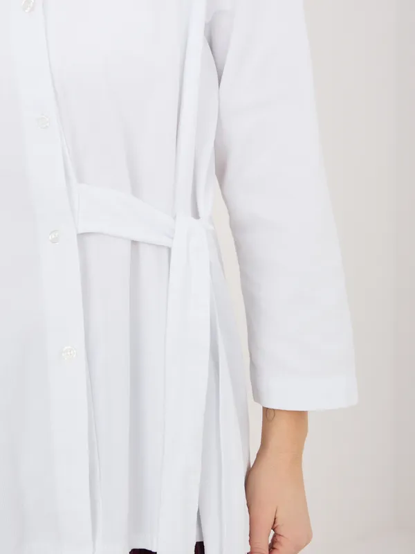 Koszula z wiązaniem w pasie o kroju oversize