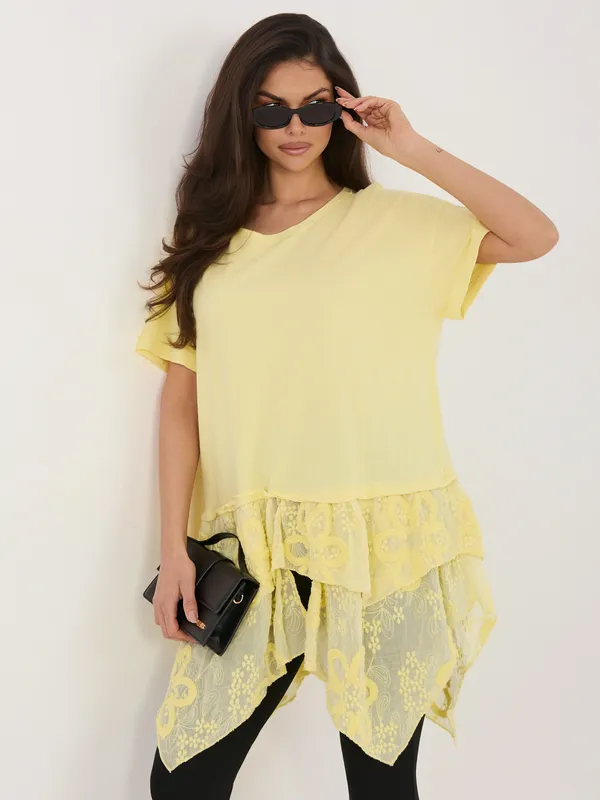 Bluzka z ozdobną koronkową falbaną w stylu boho