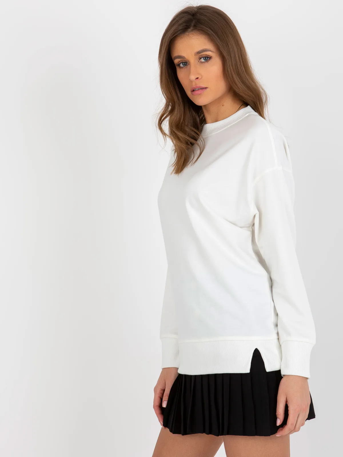 Ecru luźna bluza bez kaptura z rozcięciami - zdjęcie 2