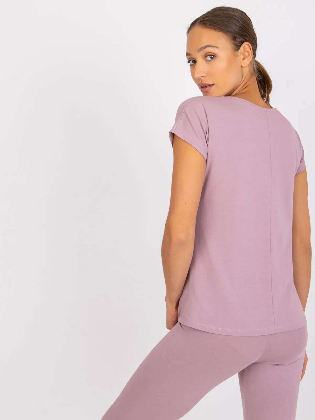 Casualowy T-shirt z dekoltem w serek - zdjęcie 3