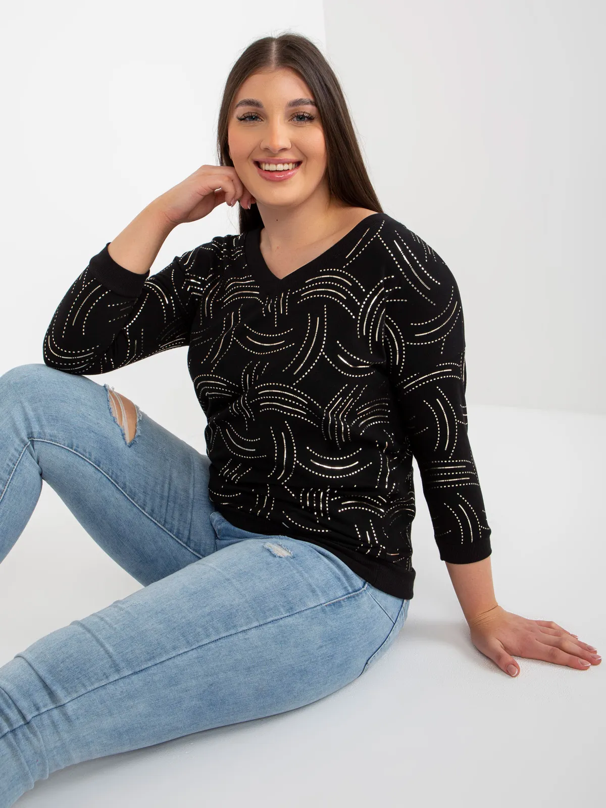 Czarna bluzka plus size z nadrukiem i rękawem 3/4 - zdjęcie 2