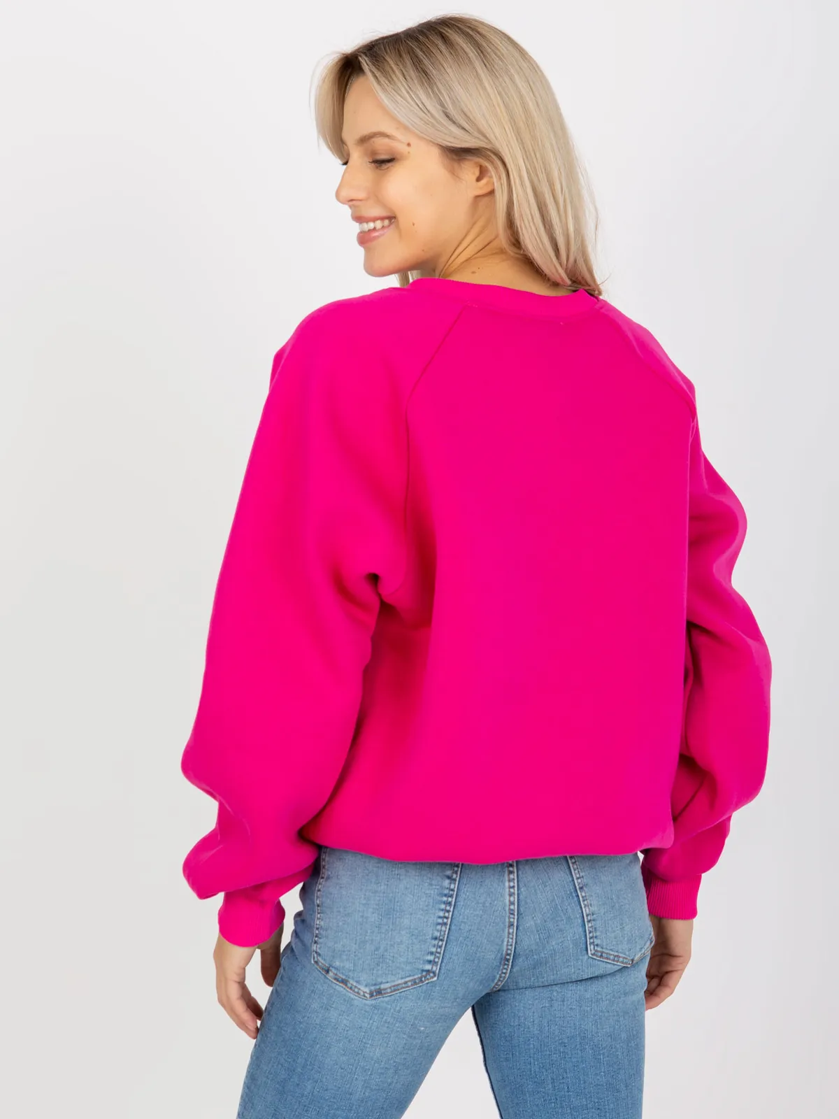 Fuksjowa dresowa bluza basic o kroju oversize - zdjęcie 3