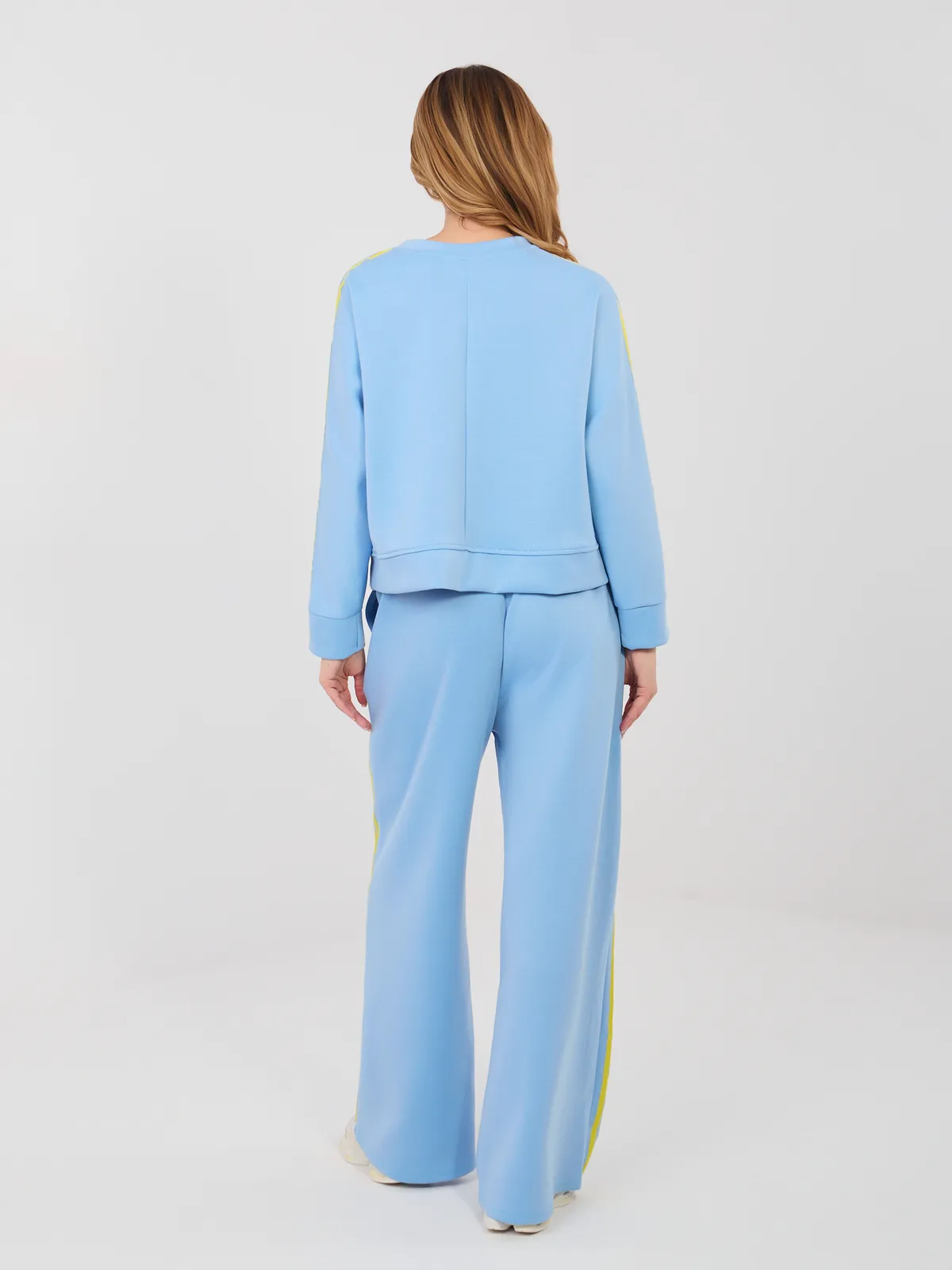 Luźne spodnie dresowe z kontrastowymi lampasami - zdjęcie 1