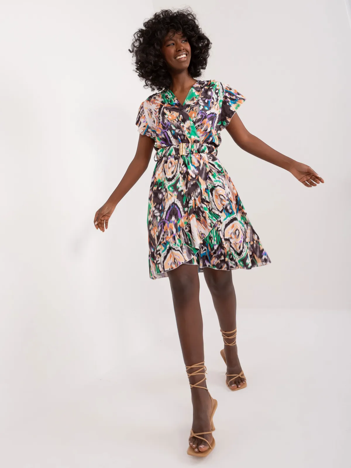 Sukienka kopertowa z paskiem i falbaną - zdjęcie 1