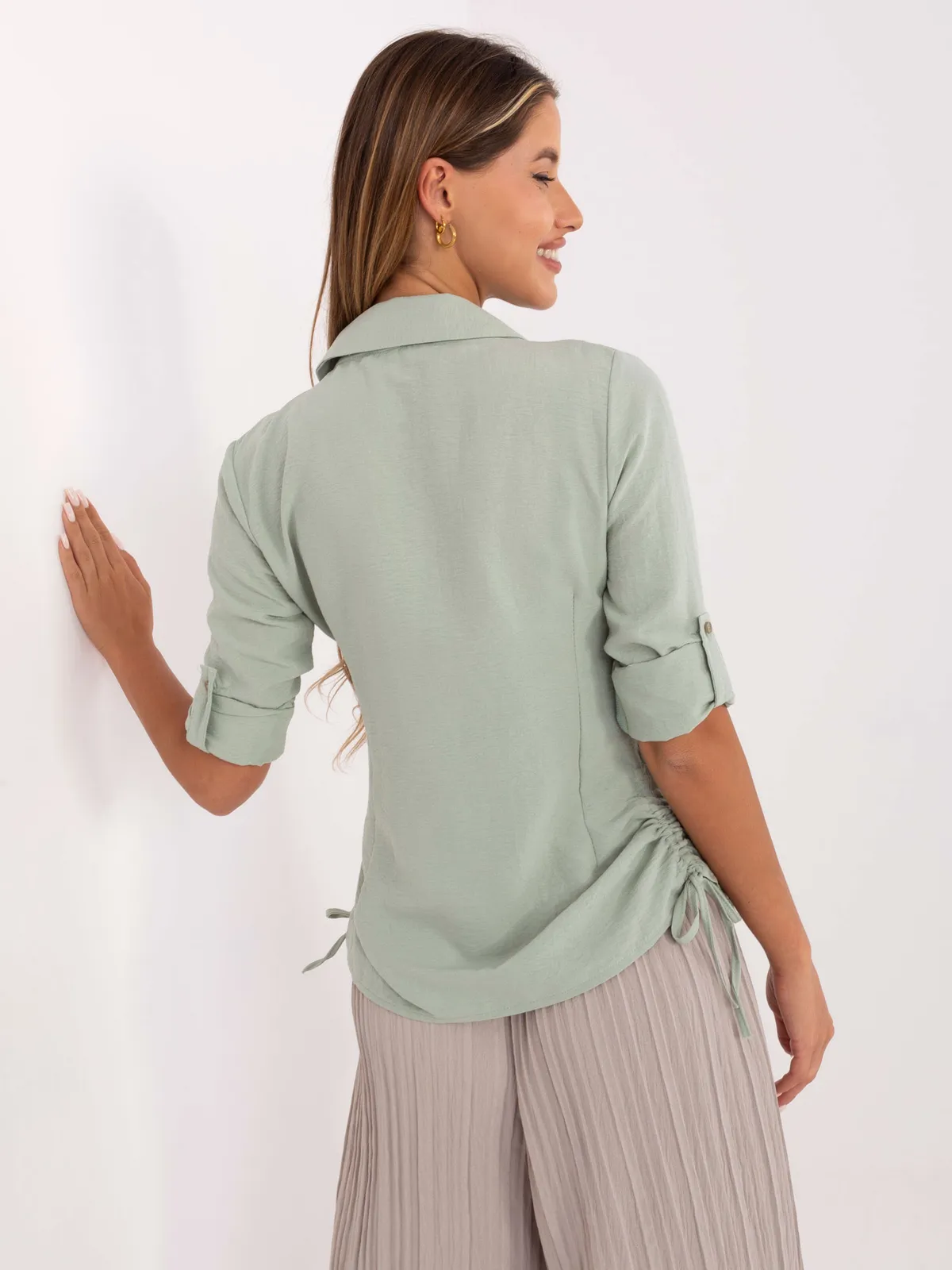 Taliowana koszula z regulowanym marszczeniem po bokach - zdjęcie 1