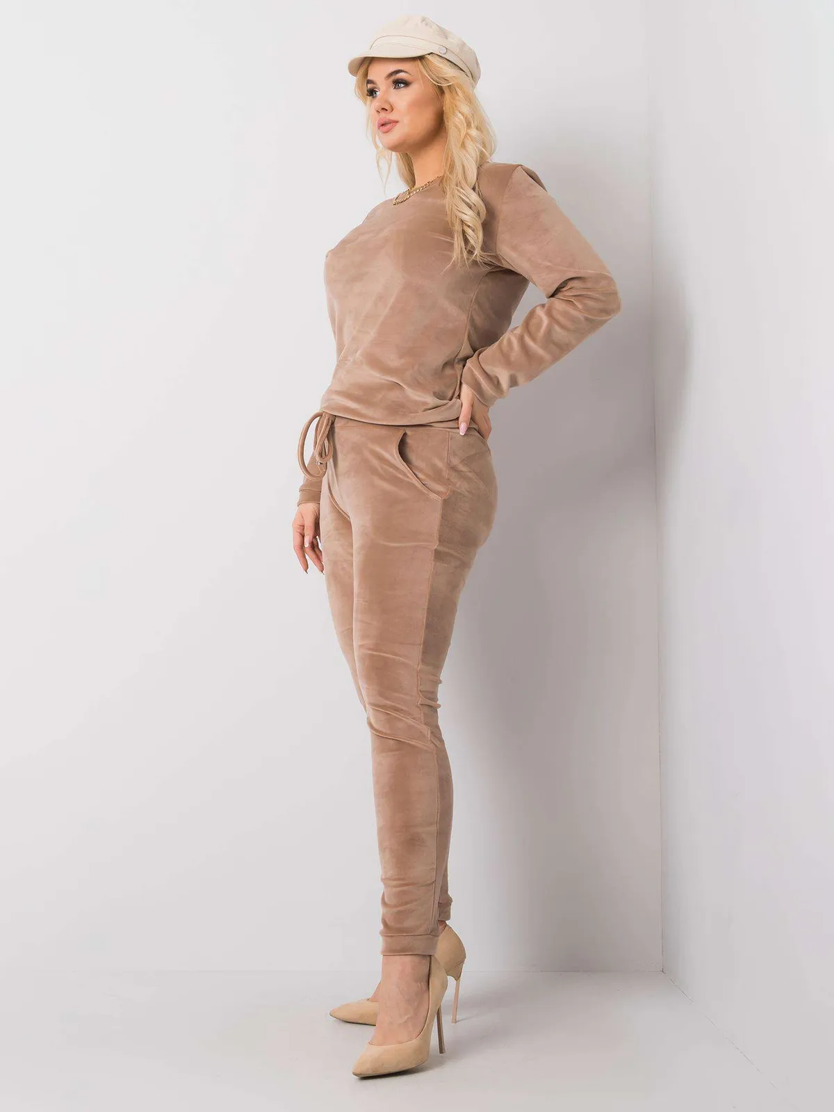 Camelowy komplet welurowy plus size - zdjęcie 2