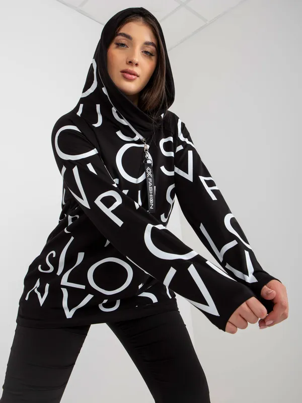 Ciemnozielona bluza plus size z kapturem i nadrukiem - widok 2
