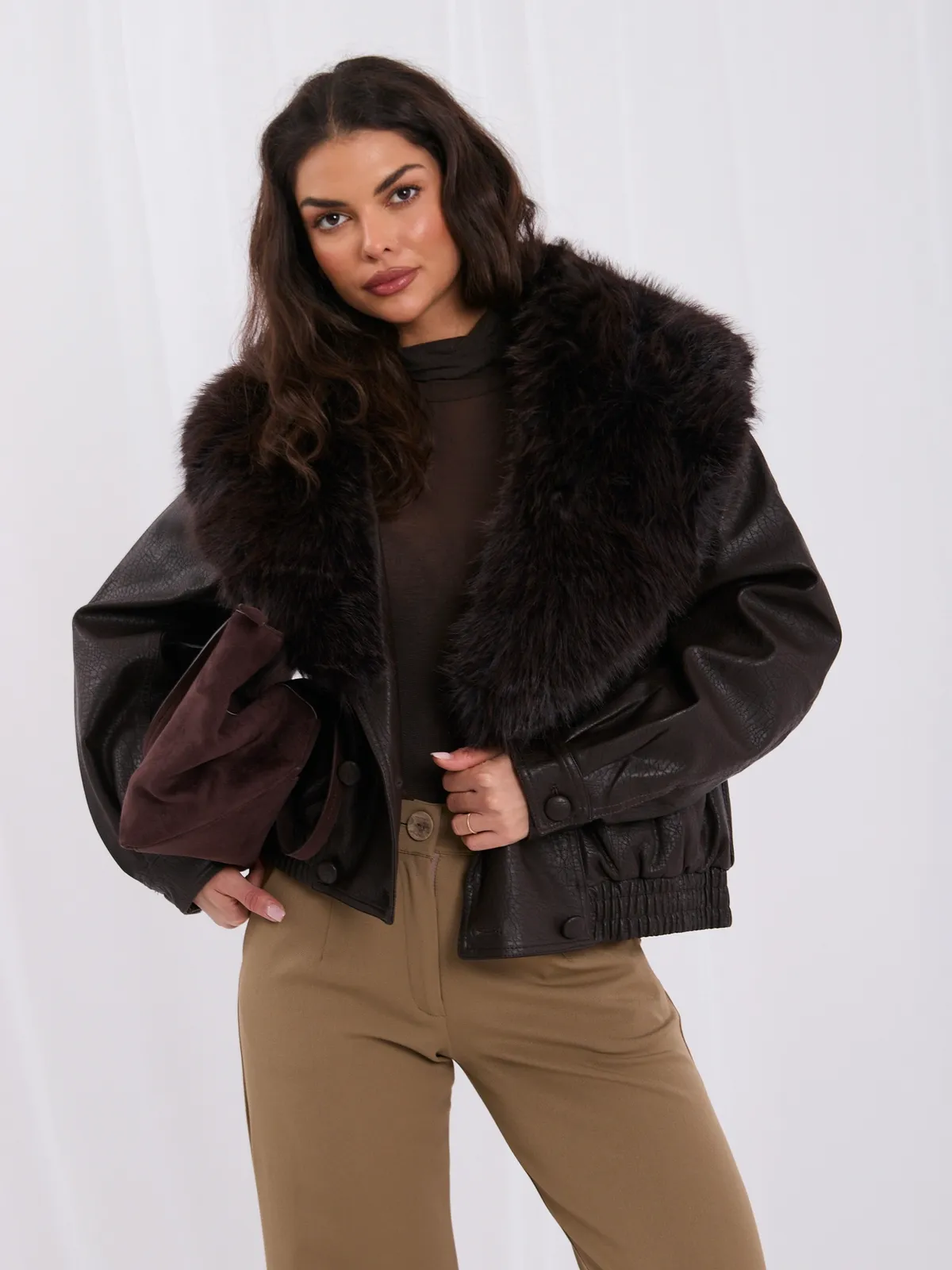 Oversize'owa kurtka typu bomber z futrzanym kołnierzem - zdjęcie 6