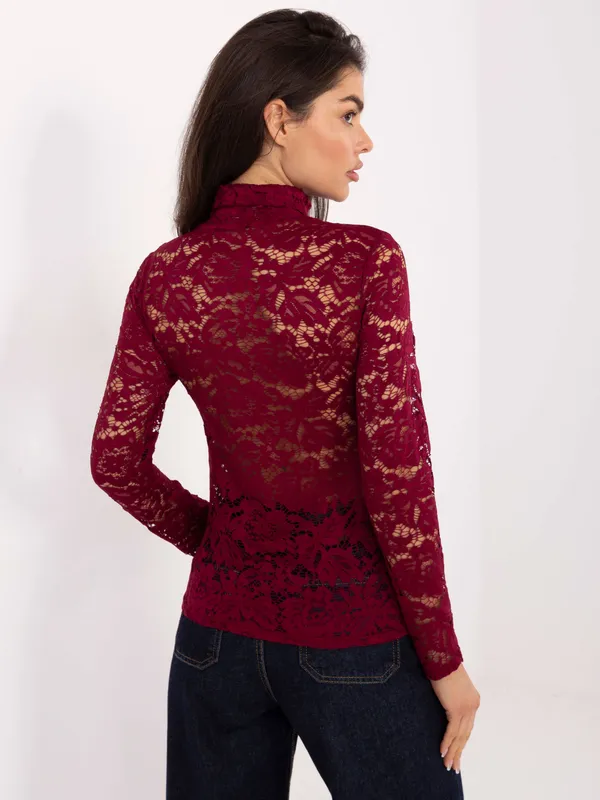 Koronkowa bluzka z golfem o dopasowanym kroju - widok 2