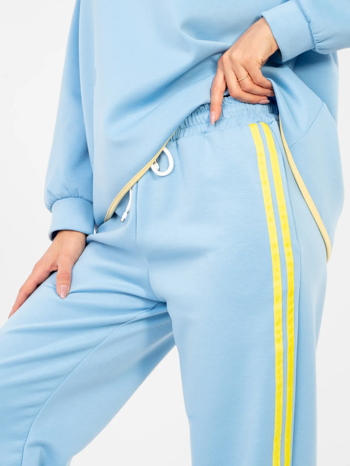 Dresowe spodnie typu jogger z lampasami - zdjęcie 1