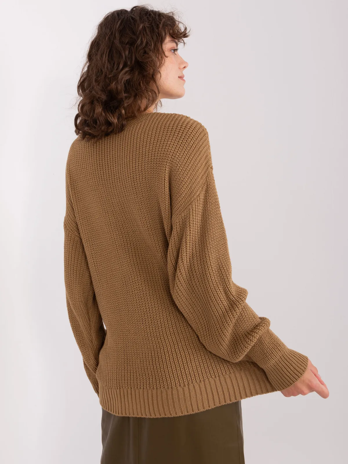 Camelowy sweter klasyczny ze ściągaczami - zdjęcie 5