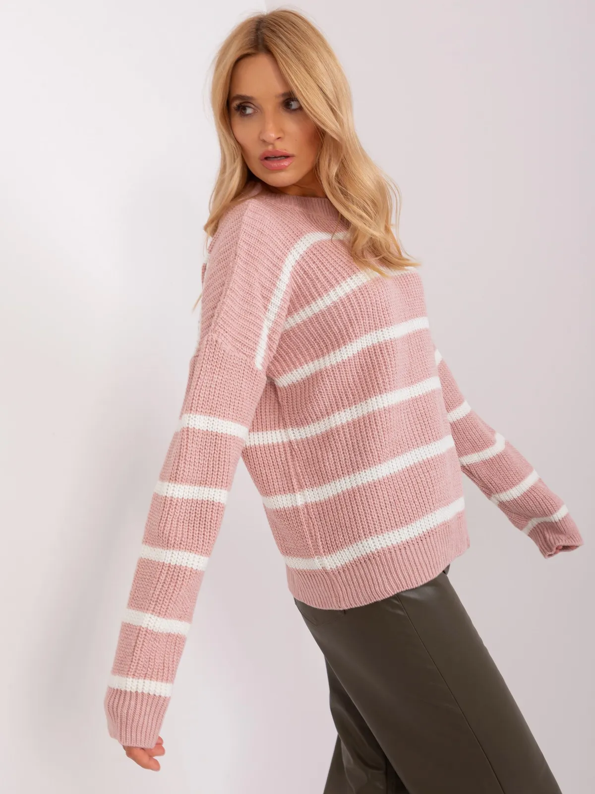 Różowo-biały sweter oversize w paski z domieszką wełny - zdjęcie 3