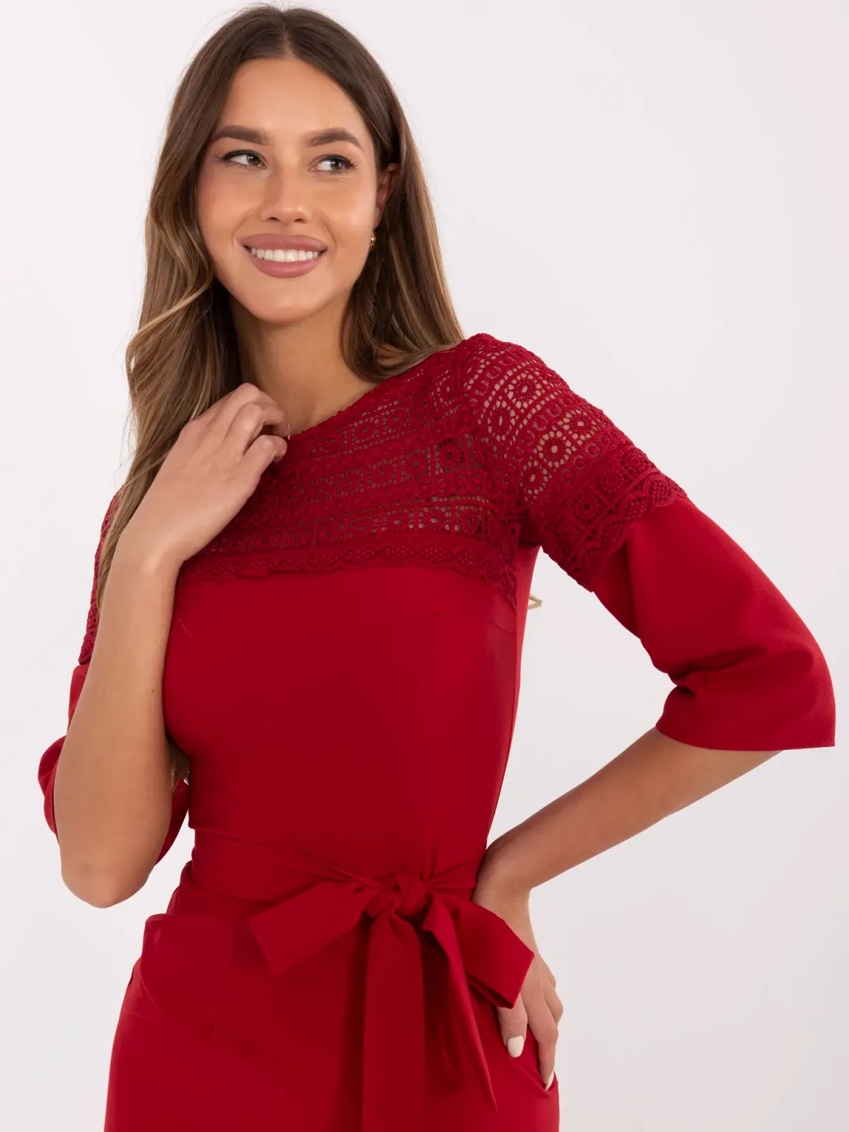 Ołówkowa sukienka wizytowa z ażurowym karczkiem i wiązaniem - zdjęcie 1