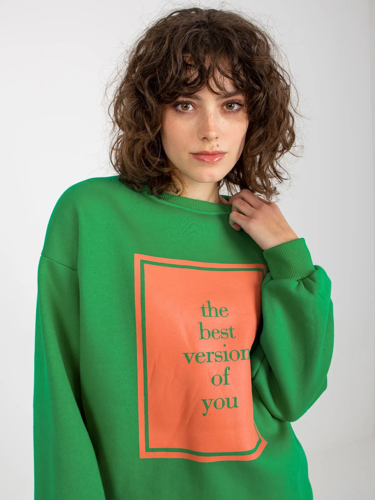 Ecru ocieplana bluza oversize z nadrukiem - zdjęcie 3