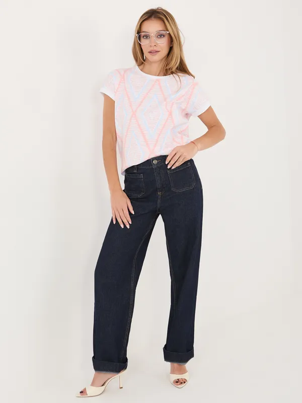 Krótki t-shirt o geometrycznym wzorze w stylu retro - widok 2