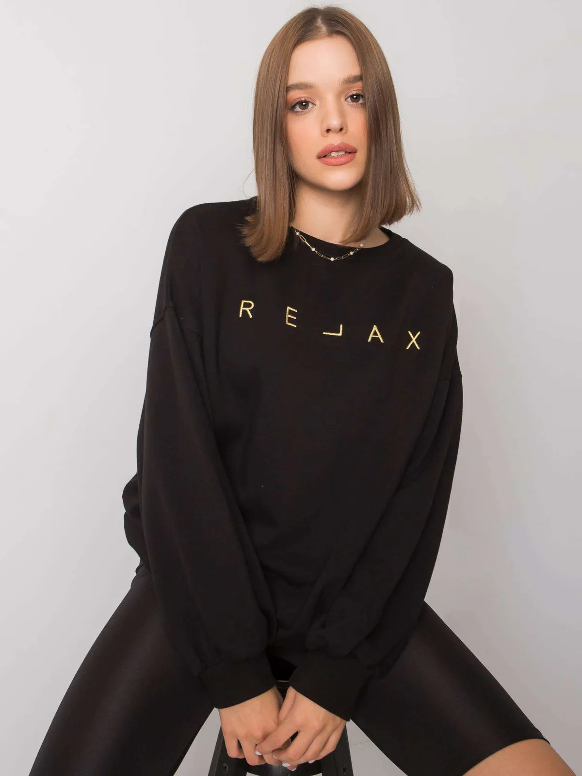 Czarna bluza bez kaptura - zdjęcie 5