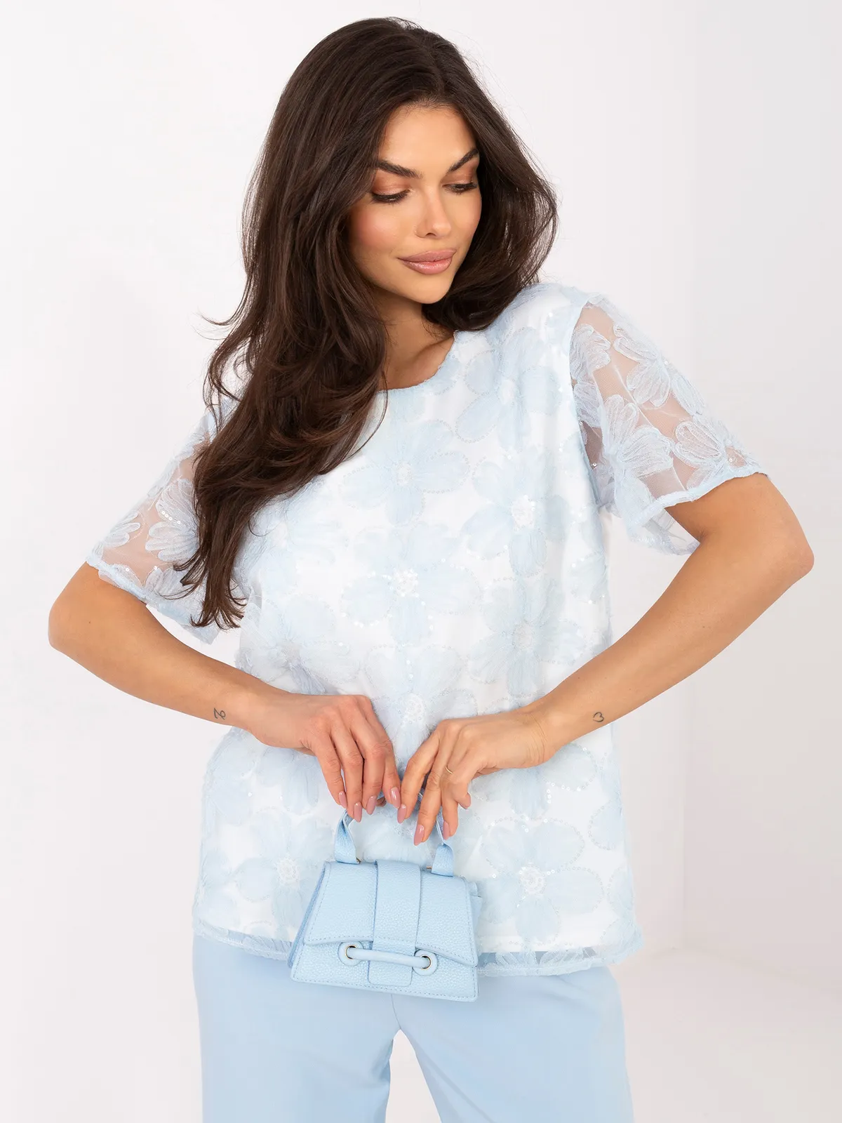 Elegancka bluzka z ozdobnymi kwiatowymi aplikacjami - zdjęcie 1