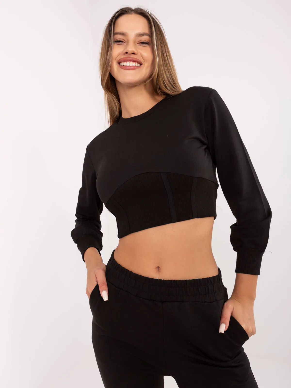 Sportowy komplet z krótką bluzą typu crop top - zdjęcie 1