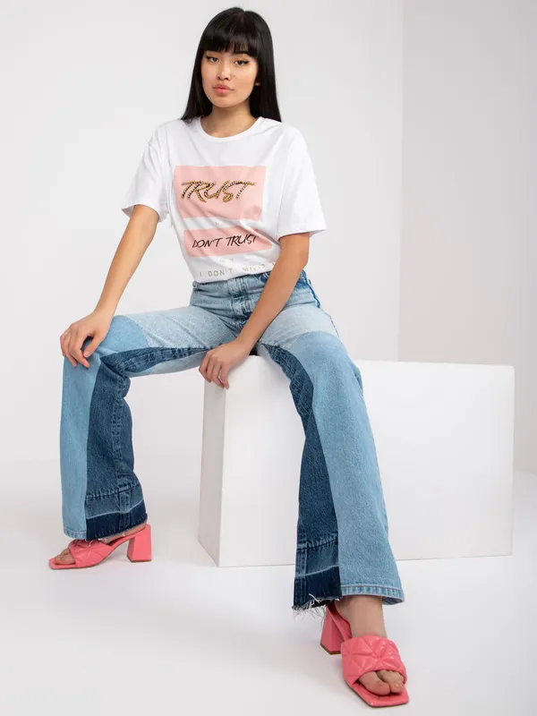 Casualowy t-shirt z ozdobnym nadrukiem i cyrkoniami - widok 2