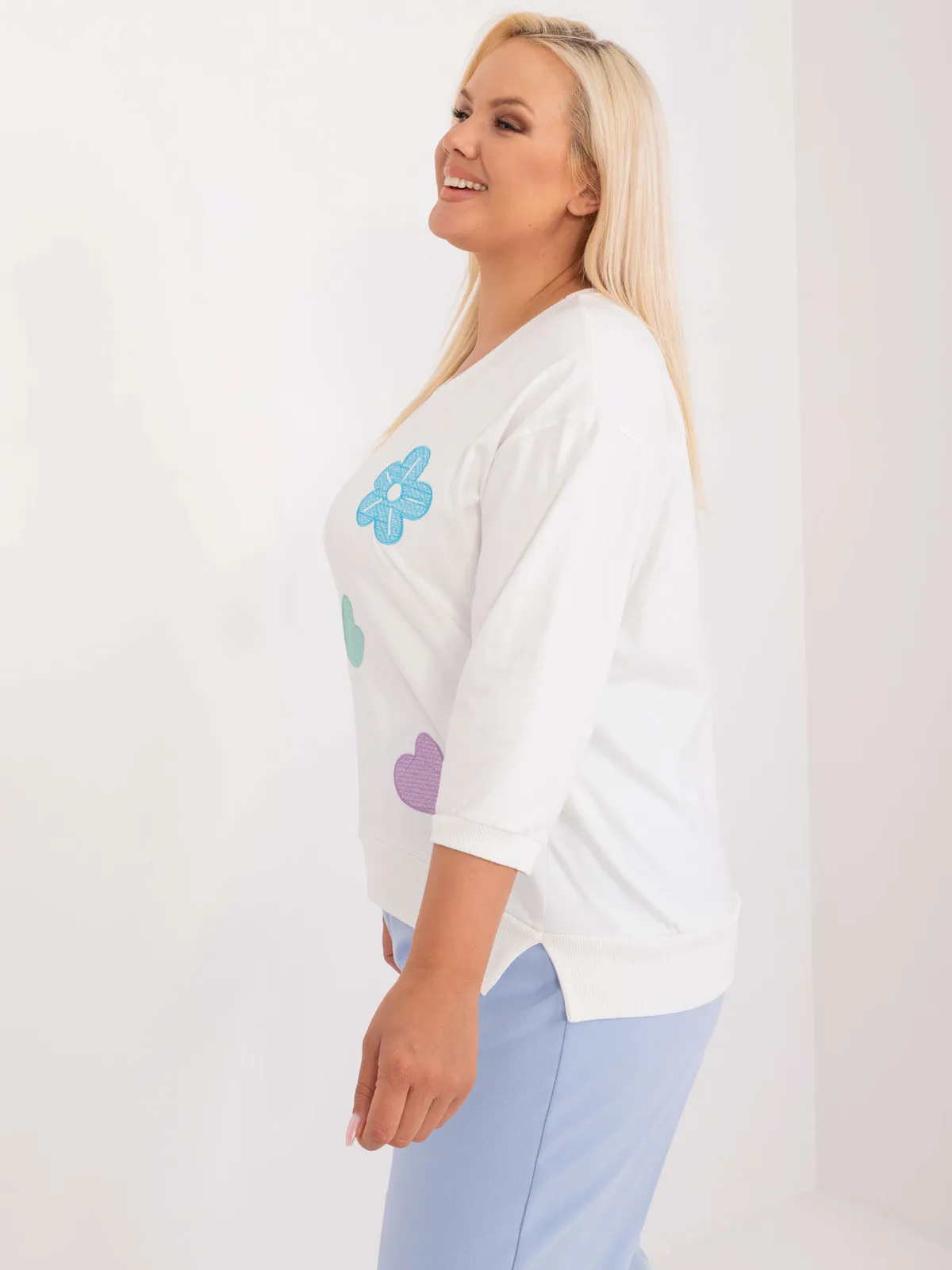 Casualowa bluzka oversize z ozdobnymi aplikacjami - zdjęcie 1