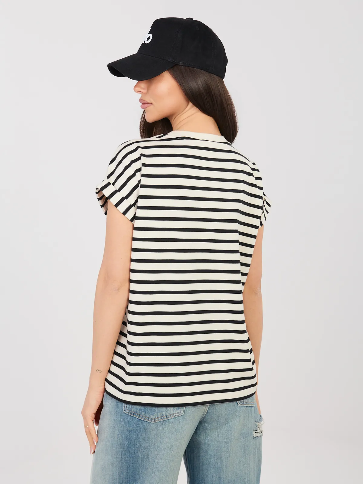 Klasyczny t-shirt w paski o kroju oversize - zdjęcie 4