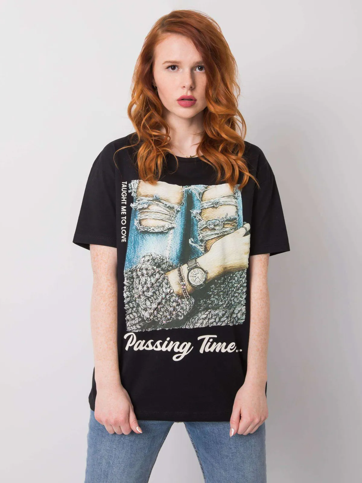 Czarny t-shirt z biżuteryjnymi aplikacjami - zdjęcie 2