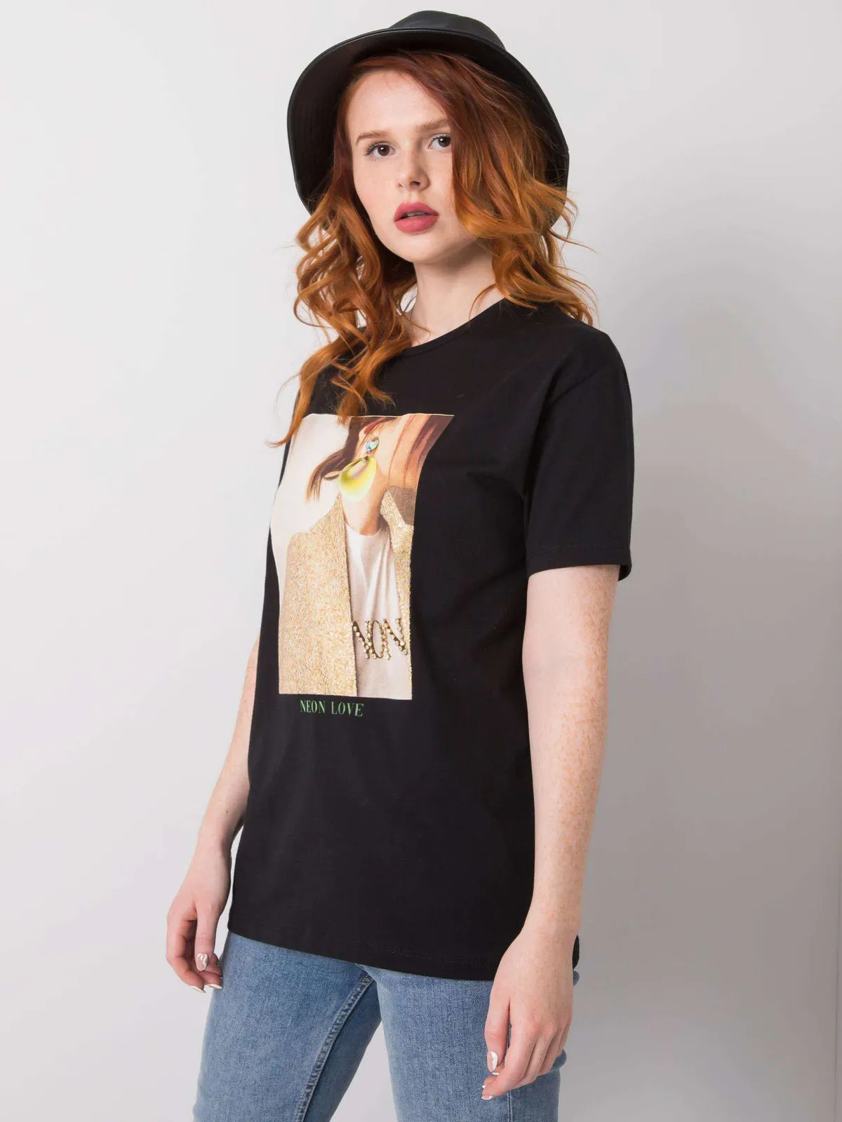 Czarny t-shirt damski z nadrukiem i aplikacją - zdjęcie 4