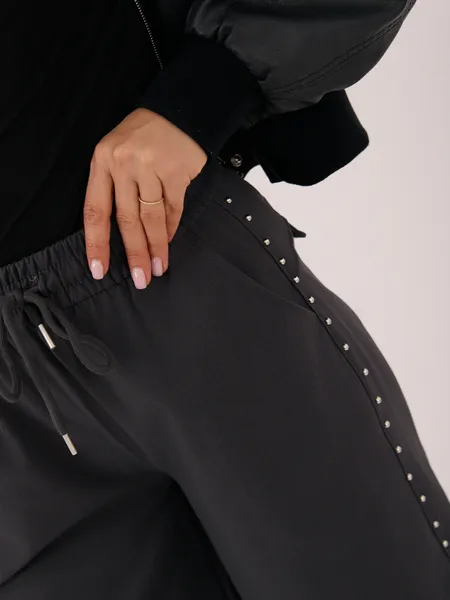 Szerokie spodnie z ozdobnymi ćwiekami typu wide leg